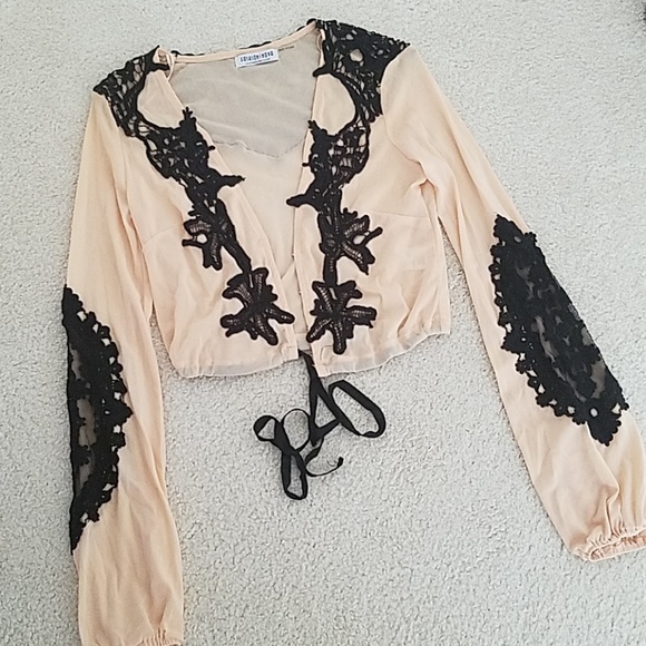 Fashion Nova Tops - STUNNING FashionNova Peach Lace Crop Top